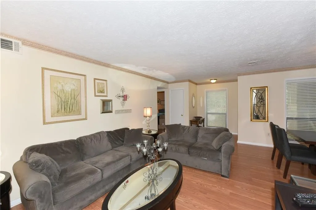 8740 Roswell Road Unit 1b, Sandy Springs, Georgia 30350, 2 Bedrooms Bedrooms, ,2 BathroomsBathrooms,Residential,Sold,8740 Roswell Road Unit 1b,6008816