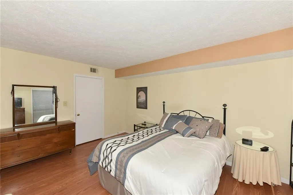 8740 Roswell Road Unit 1b, Sandy Springs, Georgia 30350, 2 Bedrooms Bedrooms, ,2 BathroomsBathrooms,Residential,Sold,8740 Roswell Road Unit 1b,6008816