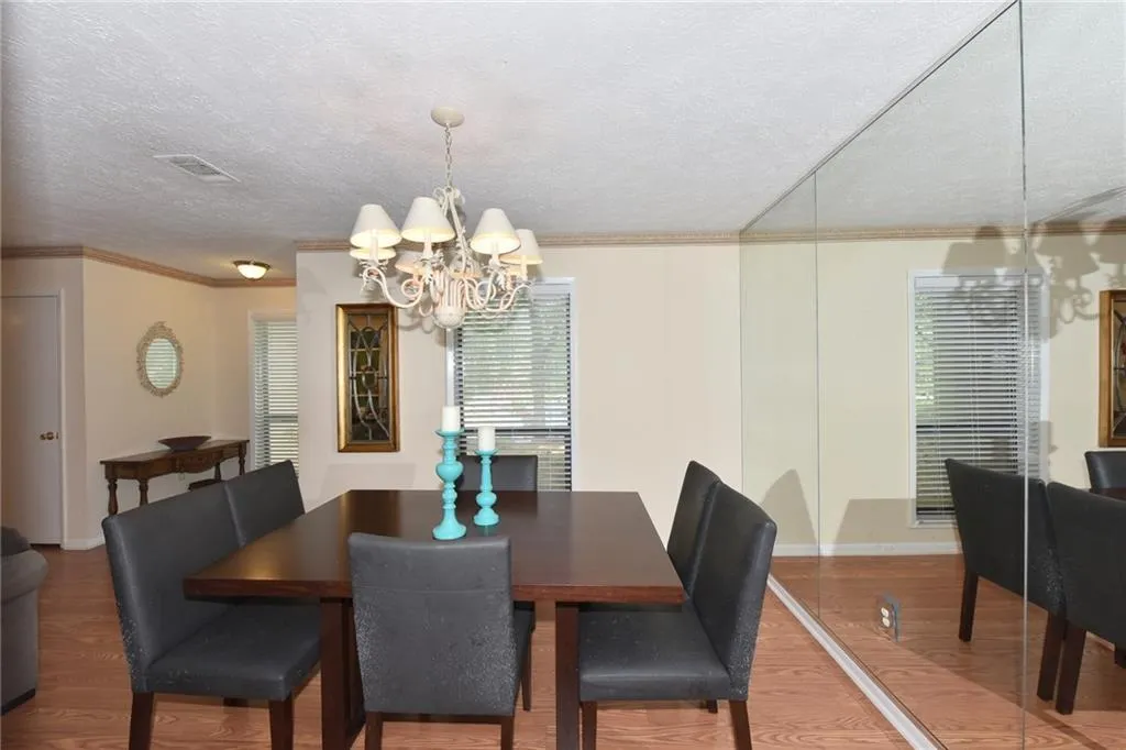 8740 Roswell Road Unit 1b, Sandy Springs, Georgia 30350, 2 Bedrooms Bedrooms, ,2 BathroomsBathrooms,Residential,Sold,8740 Roswell Road Unit 1b,6008816