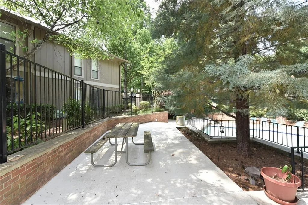 8740 Roswell Road Unit 1b, Sandy Springs, Georgia 30350, 2 Bedrooms Bedrooms, ,2 BathroomsBathrooms,Residential,Sold,8740 Roswell Road Unit 1b,6008816