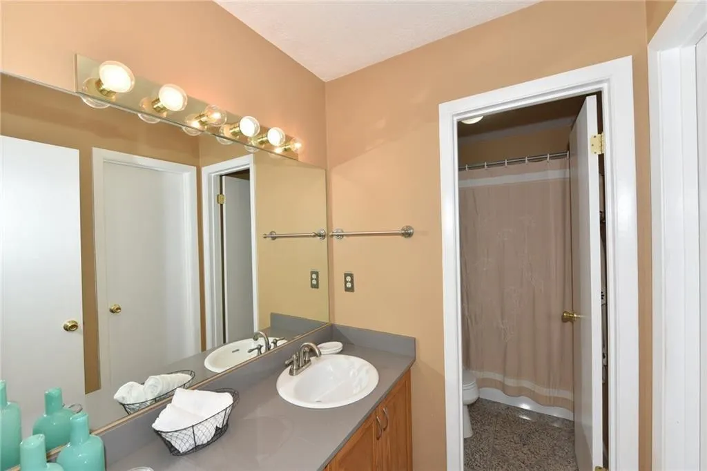 8740 Roswell Road Unit 1b, Sandy Springs, Georgia 30350, 2 Bedrooms Bedrooms, ,2 BathroomsBathrooms,Residential,Sold,8740 Roswell Road Unit 1b,6008816