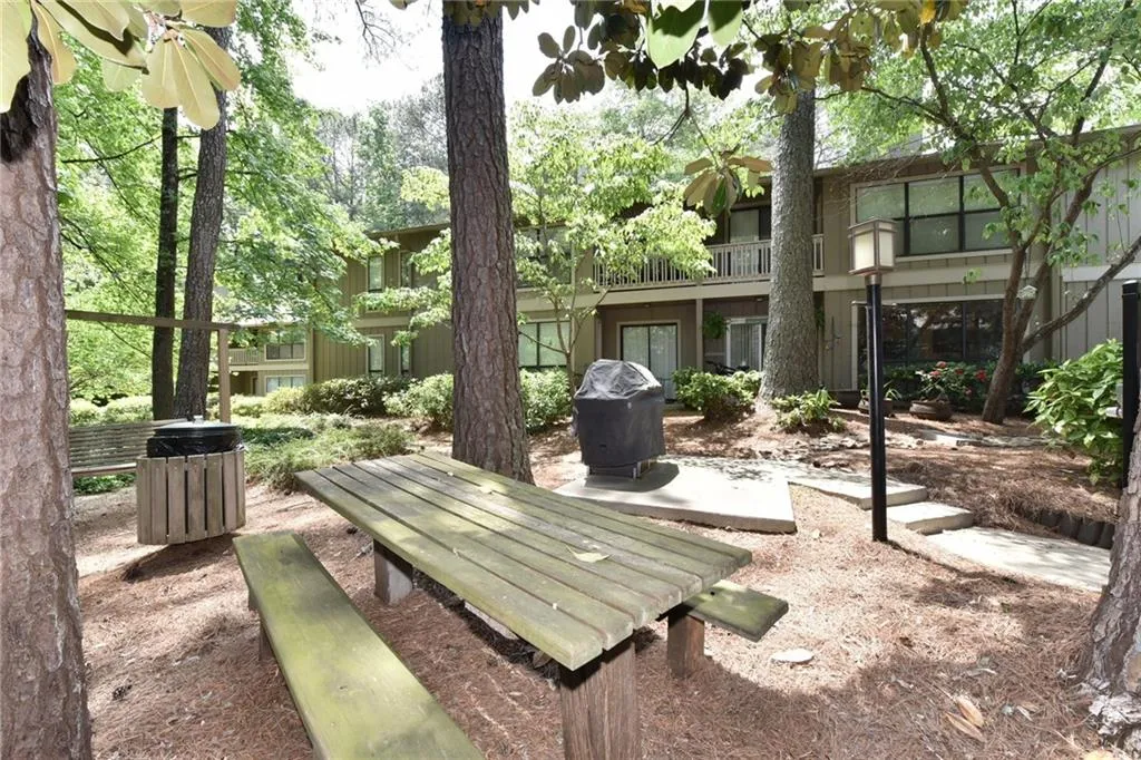 8740 Roswell Road Unit 1b, Sandy Springs, Georgia 30350, 2 Bedrooms Bedrooms, ,2 BathroomsBathrooms,Residential,Sold,8740 Roswell Road Unit 1b,6008816