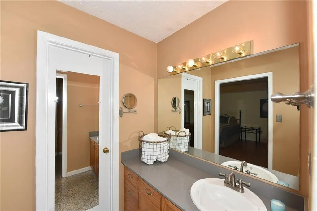 8740 Roswell Road Unit 1b, Sandy Springs, Georgia 30350, 2 Bedrooms Bedrooms, ,2 BathroomsBathrooms,Residential,Sold,8740 Roswell Road Unit 1b,6008816