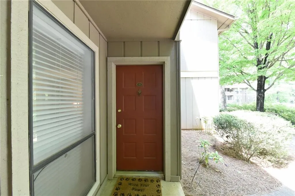 8740 Roswell Road Unit 1b, Sandy Springs, Georgia 30350, 2 Bedrooms Bedrooms, ,2 BathroomsBathrooms,Residential,Sold,8740 Roswell Road Unit 1b,6008816