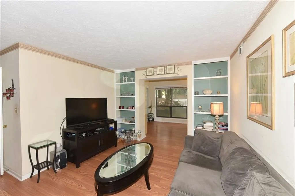 8740 Roswell Road Unit 1b, Sandy Springs, Georgia 30350, 2 Bedrooms Bedrooms, ,2 BathroomsBathrooms,Residential,Sold,8740 Roswell Road Unit 1b,6008816