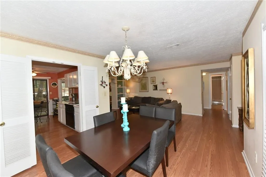 8740 Roswell Road Unit 1b, Sandy Springs, Georgia 30350, 2 Bedrooms Bedrooms, ,2 BathroomsBathrooms,Residential,Sold,8740 Roswell Road Unit 1b,6008816