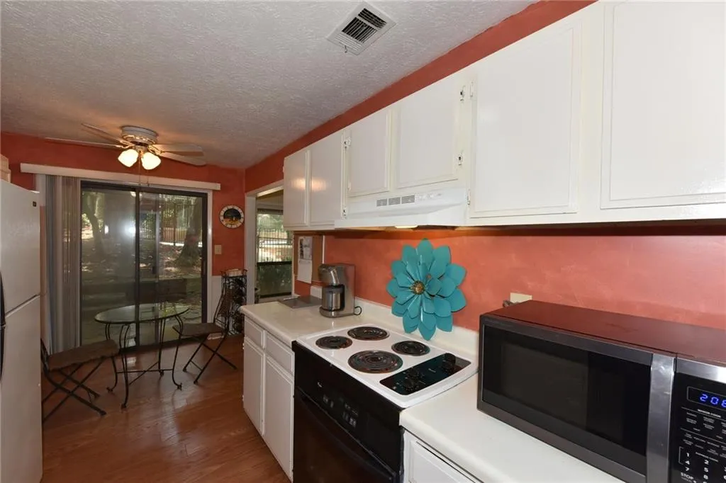 8740 Roswell Road Unit 1b, Sandy Springs, Georgia 30350, 2 Bedrooms Bedrooms, ,2 BathroomsBathrooms,Residential,Sold,8740 Roswell Road Unit 1b,6008816