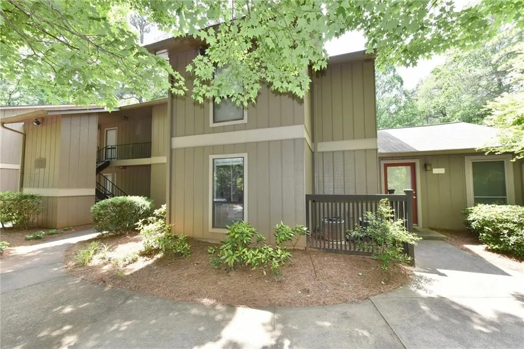 8740 Roswell Road Unit 1b, Sandy Springs, Georgia 30350, 2 Bedrooms Bedrooms, ,2 BathroomsBathrooms,Residential,Sold,8740 Roswell Road Unit 1b,6008816