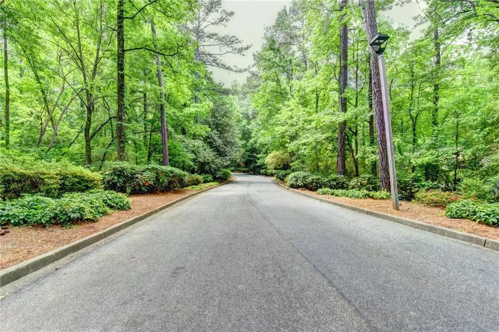 8740 Roswell Road Unit 1b, Sandy Springs, Georgia 30350, 2 Bedrooms Bedrooms, ,2 BathroomsBathrooms,Residential,Sold,8740 Roswell Road Unit 1b,6008816