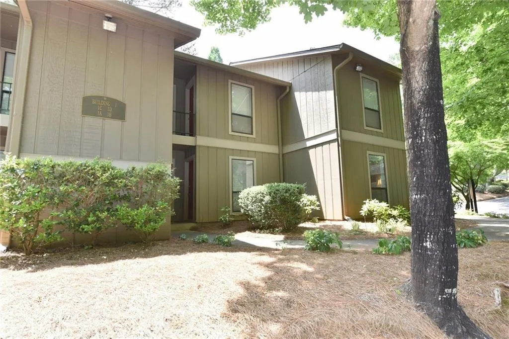 8740 Roswell Road Unit 1b, Sandy Springs, Georgia 30350, 2 Bedrooms Bedrooms, ,2 BathroomsBathrooms,Residential,Sold,8740 Roswell Road Unit 1b,6008816