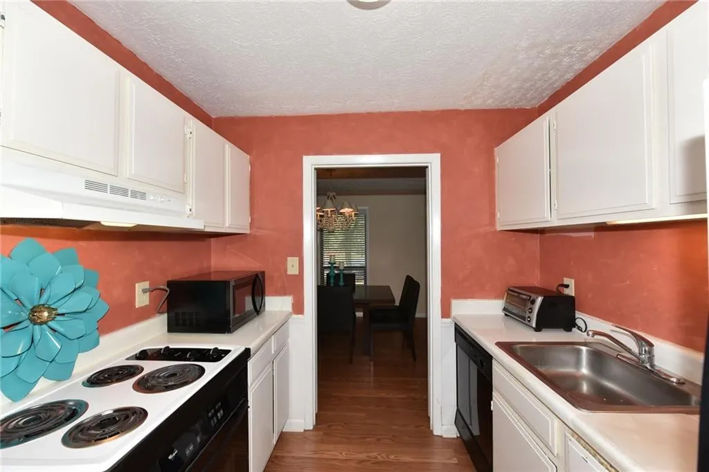 8740 Roswell Road Unit 1b, Sandy Springs, Georgia 30350, 2 Bedrooms Bedrooms, ,2 BathroomsBathrooms,Residential,Sold,8740 Roswell Road Unit 1b,6008816