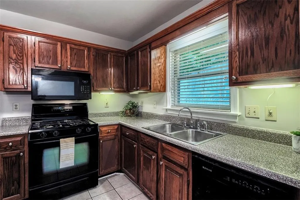 7500 Roswell Road Unit 125, Sandy Springs, Georgia 30350, 3 Bedrooms Bedrooms, ,2 BathroomsBathrooms,Residential,Sold,7500 Roswell Road Unit 125,6034026