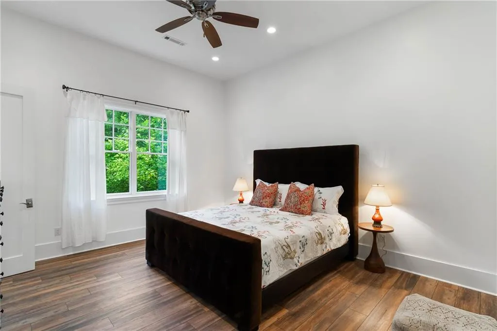 Secondary bedroom on terrace level with ensuite