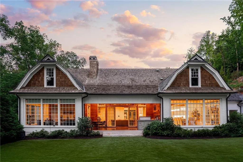 Stepless access from the main level to the spacious fenced backyard