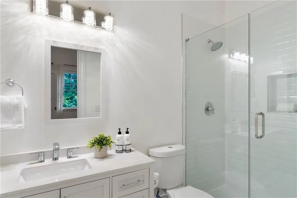 Secondary bathroom on terrace level