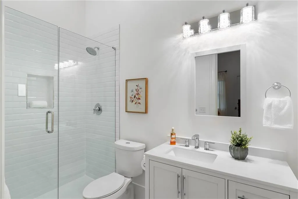 Secondary bathroom on terrace level