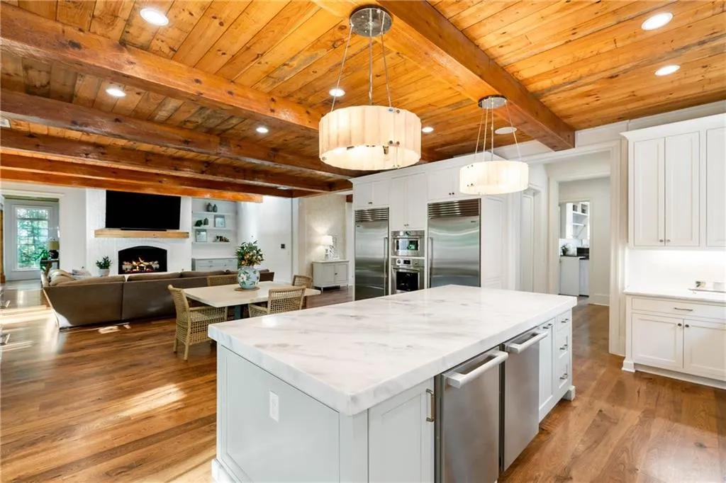 Two dishwashers and an ice maker (Chick Fil A style ice!) in large kitchen island
