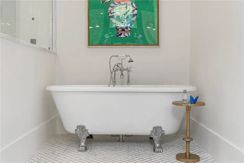 Soaking tub