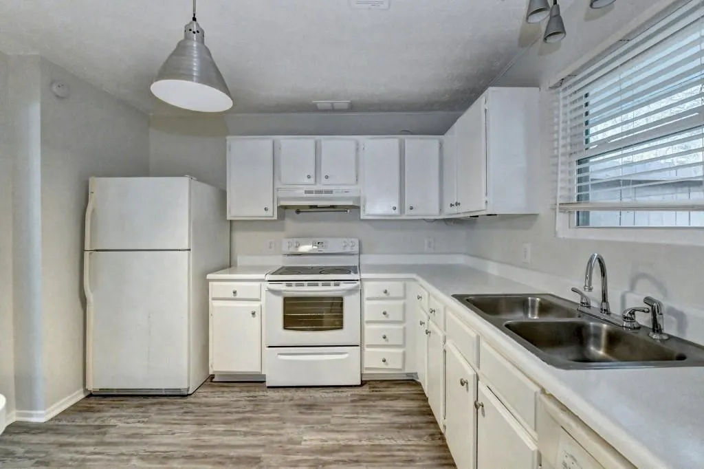 1703 Queen Anne Court, Sandy Springs, Georgia 30350, 2 Bedrooms Bedrooms, ,2 BathroomsBathrooms,Residential,Sold,1703 Queen Anne Court,7020735