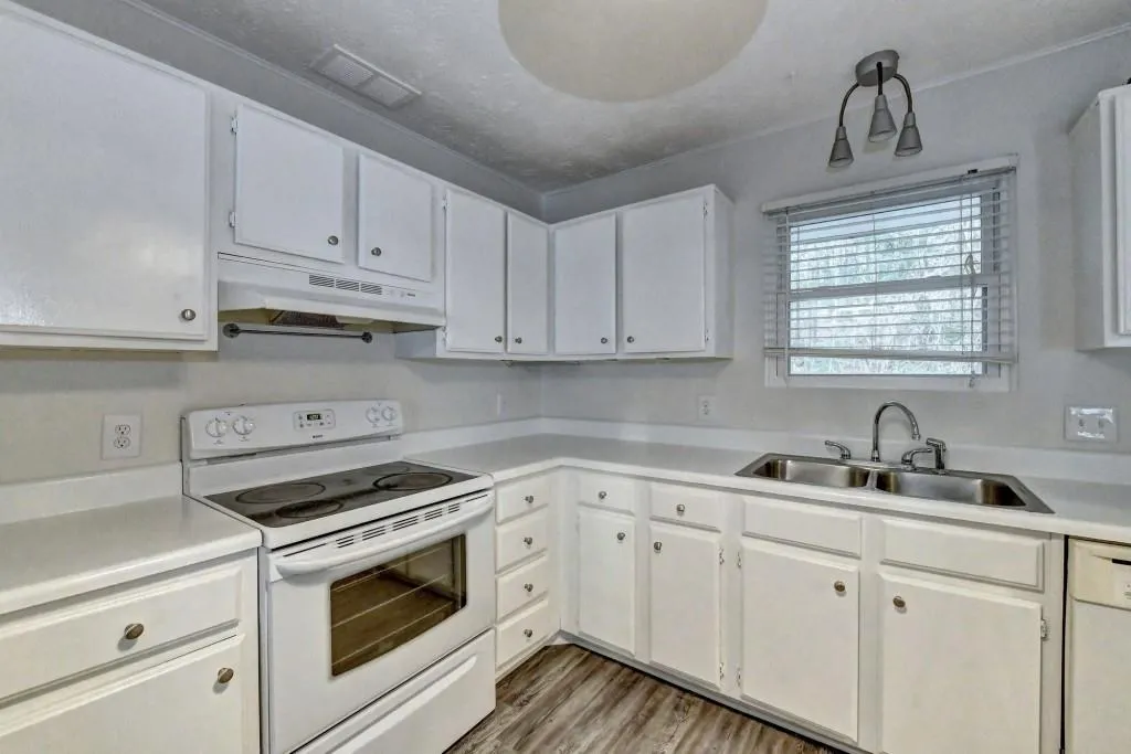 1703 Queen Anne Court, Sandy Springs, Georgia 30350, 2 Bedrooms Bedrooms, ,2 BathroomsBathrooms,Residential,Sold,1703 Queen Anne Court,7020735