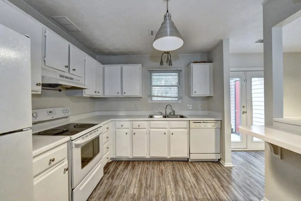 1703 Queen Anne Court, Sandy Springs, Georgia 30350, 2 Bedrooms Bedrooms, ,2 BathroomsBathrooms,Residential,Sold,1703 Queen Anne Court,7020735