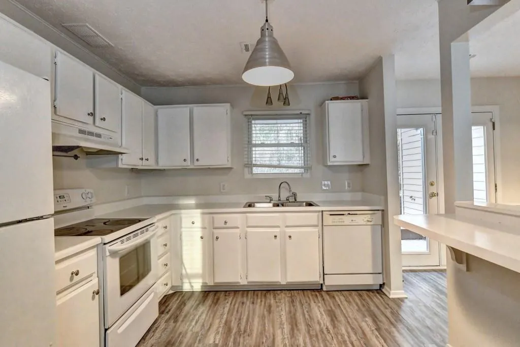 1703 Queen Anne Court, Sandy Springs, Georgia 30350, 2 Bedrooms Bedrooms, ,2 BathroomsBathrooms,Residential,Sold,1703 Queen Anne Court,7020735