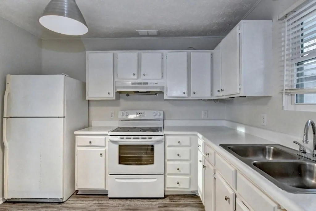 1703 Queen Anne Court, Sandy Springs, Georgia 30350, 2 Bedrooms Bedrooms, ,2 BathroomsBathrooms,Residential,Sold,1703 Queen Anne Court,7020735