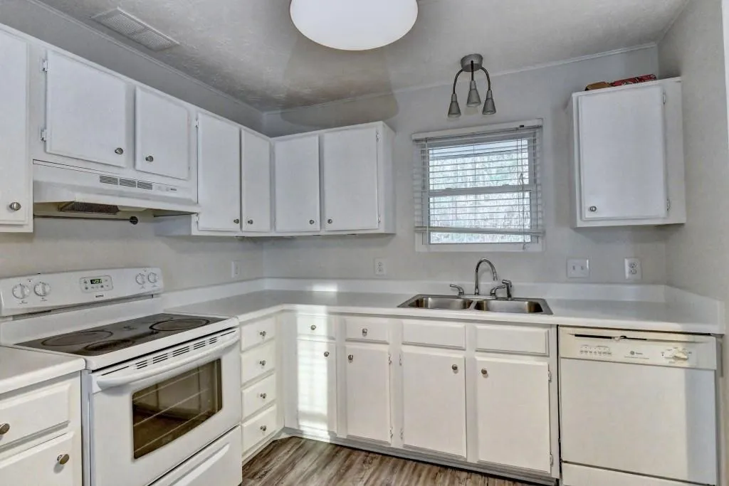 1703 Queen Anne Court, Sandy Springs, Georgia 30350, 2 Bedrooms Bedrooms, ,2 BathroomsBathrooms,Residential,Sold,1703 Queen Anne Court,7020735