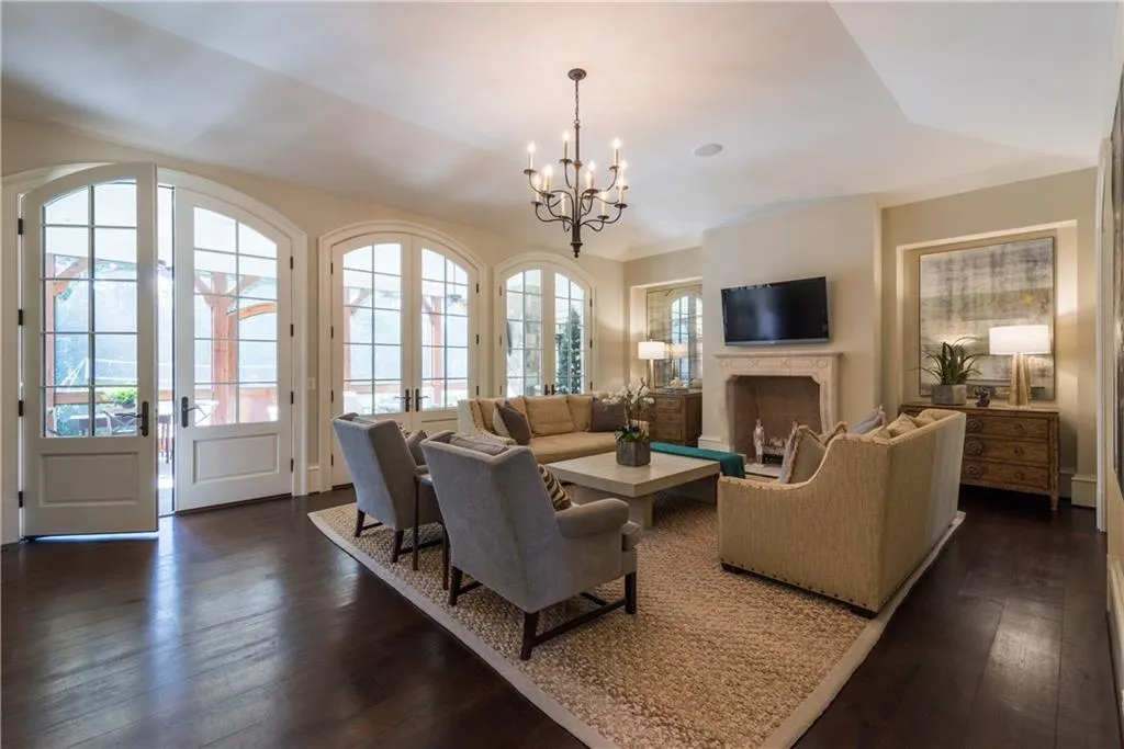3900 Tuxedo Road Nw, Atlanta, Georgia 30342, 6 Bedrooms Bedrooms, ,7 BathroomsBathrooms,Residential,Sold,3900 Tuxedo Road Nw,5985649