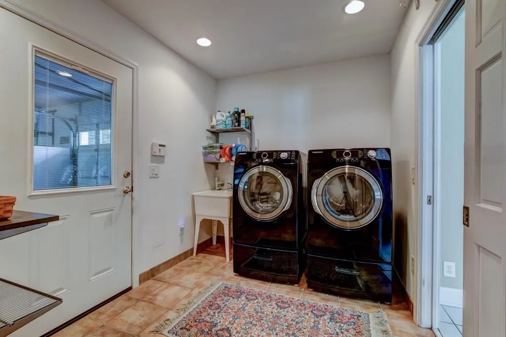 411 Carriage Drive, Sandy Springs, Georgia 30328, 2 Bedrooms Bedrooms, ,2 BathroomsBathrooms,Residential,Sold,411 Carriage Drive,6072328