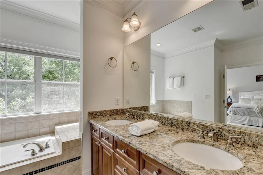 5438 Glenridge View, Atlanta, Georgia 30342, 3 Bedrooms Bedrooms, ,3 BathroomsBathrooms,Residential,Sold,5438 Glenridge View,7389690