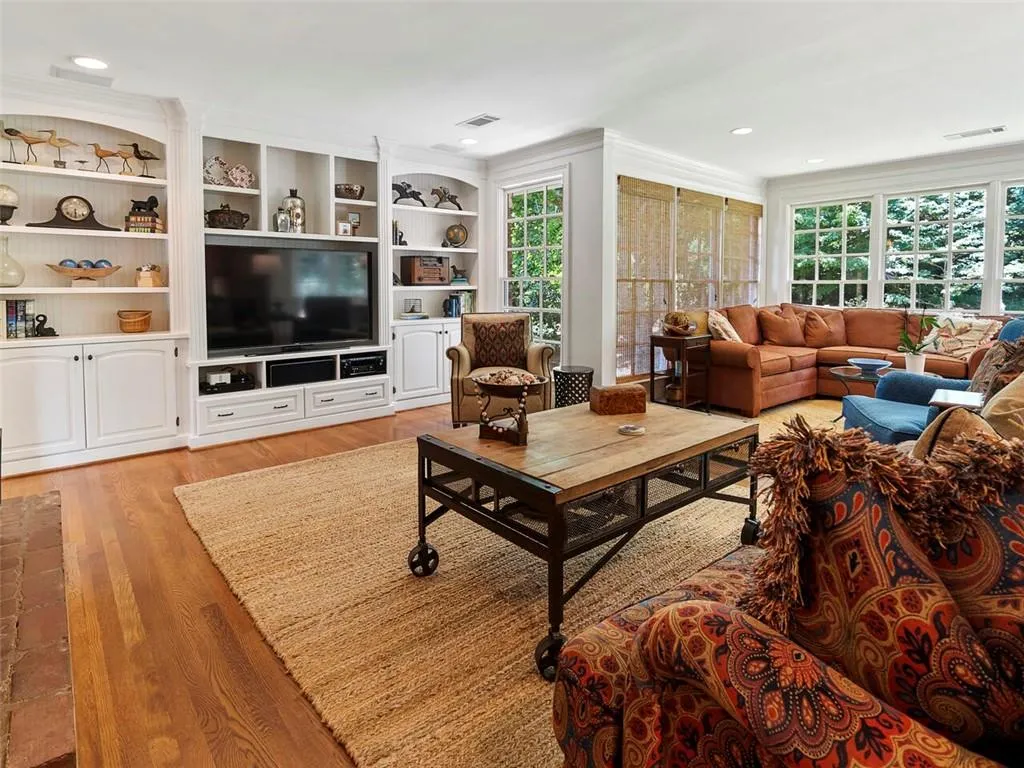 135 Forrest Lake Drive, Sandy Springs, Georgia 30327, 4 Bedrooms Bedrooms, ,3 BathroomsBathrooms,Residential,Sold,135 Forrest Lake Drive,7081938