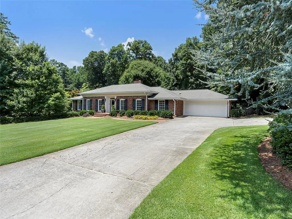 135 Forrest Lake Drive, Sandy Springs, Georgia 30327, 4 Bedrooms Bedrooms, ,3 BathroomsBathrooms,Residential,Sold,135 Forrest Lake Drive,7081938