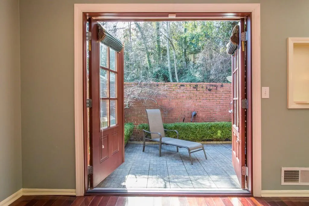 5375 Roswell Road Unit C6, Sandy Springs, Georgia 30342, 2 Bedrooms Bedrooms, ,1 BathroomBathrooms,Residential,Sold,5375 Roswell Road Unit C6,5964697