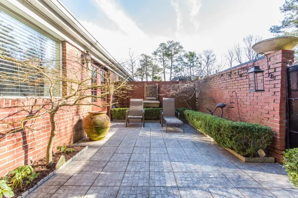 5375 Roswell Road Unit C6, Sandy Springs, Georgia 30342, 2 Bedrooms Bedrooms, ,1 BathroomBathrooms,Residential,Sold,5375 Roswell Road Unit C6,5964697