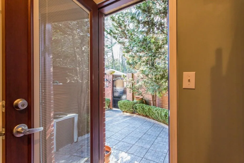 5375 Roswell Road Unit C6, Sandy Springs, Georgia 30342, 2 Bedrooms Bedrooms, ,1 BathroomBathrooms,Residential,Sold,5375 Roswell Road Unit C6,5964697