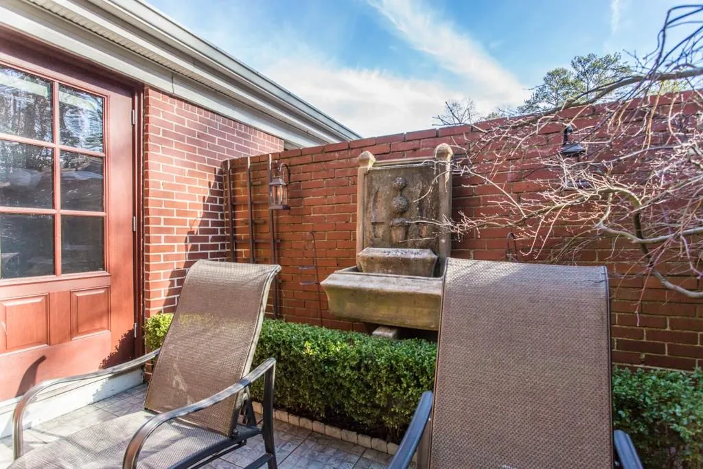 5375 Roswell Road Unit C6, Sandy Springs, Georgia 30342, 2 Bedrooms Bedrooms, ,1 BathroomBathrooms,Residential,Sold,5375 Roswell Road Unit C6,5964697