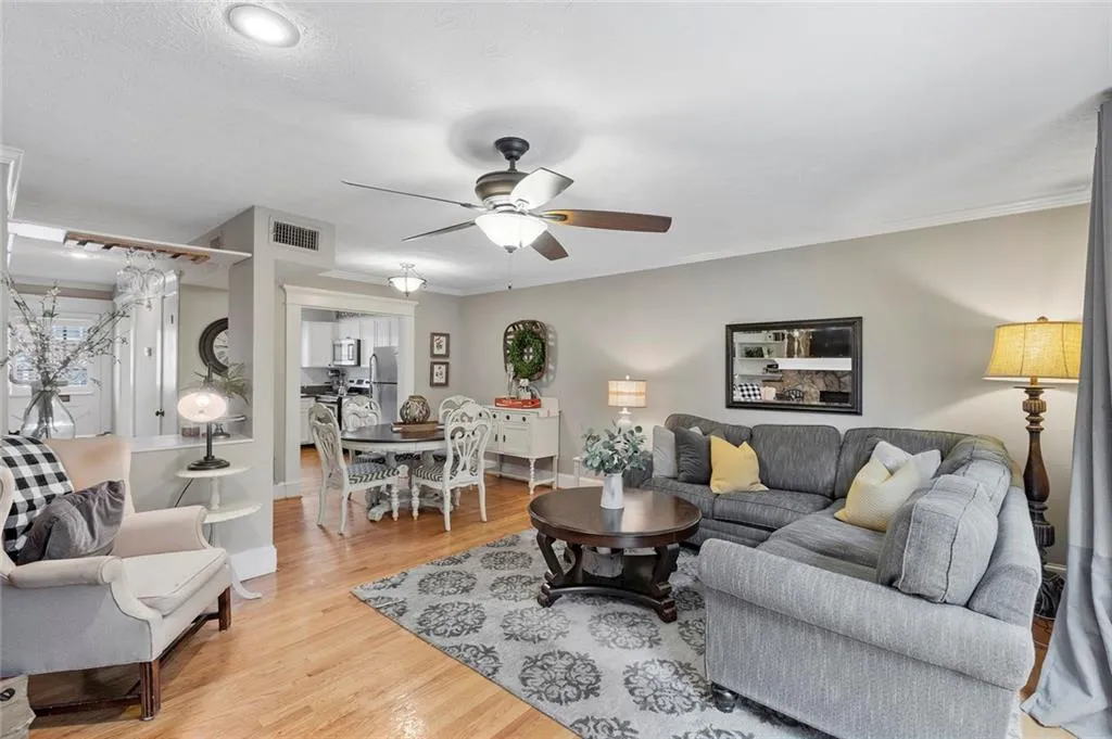 6700 Roswell Road Unit 26d, Sandy Springs, Georgia 30328, 2 Bedrooms Bedrooms, ,1 BathroomBathrooms,Residential,Sold,6700 Roswell Road Unit 26d,6682735