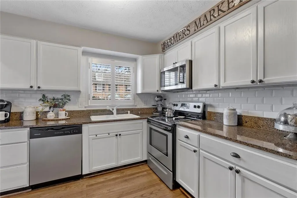 6700 Roswell Road Unit 26d, Sandy Springs, Georgia 30328, 2 Bedrooms Bedrooms, ,1 BathroomBathrooms,Residential,Sold,6700 Roswell Road Unit 26d,6682735