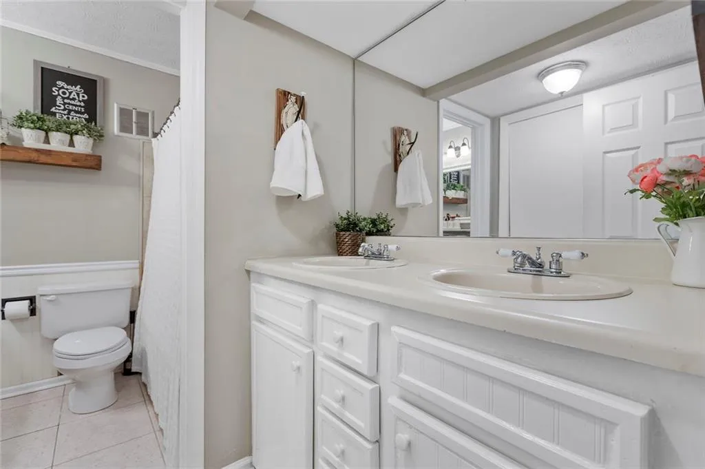 6700 Roswell Road Unit 26d, Sandy Springs, Georgia 30328, 2 Bedrooms Bedrooms, ,1 BathroomBathrooms,Residential,Sold,6700 Roswell Road Unit 26d,6682735