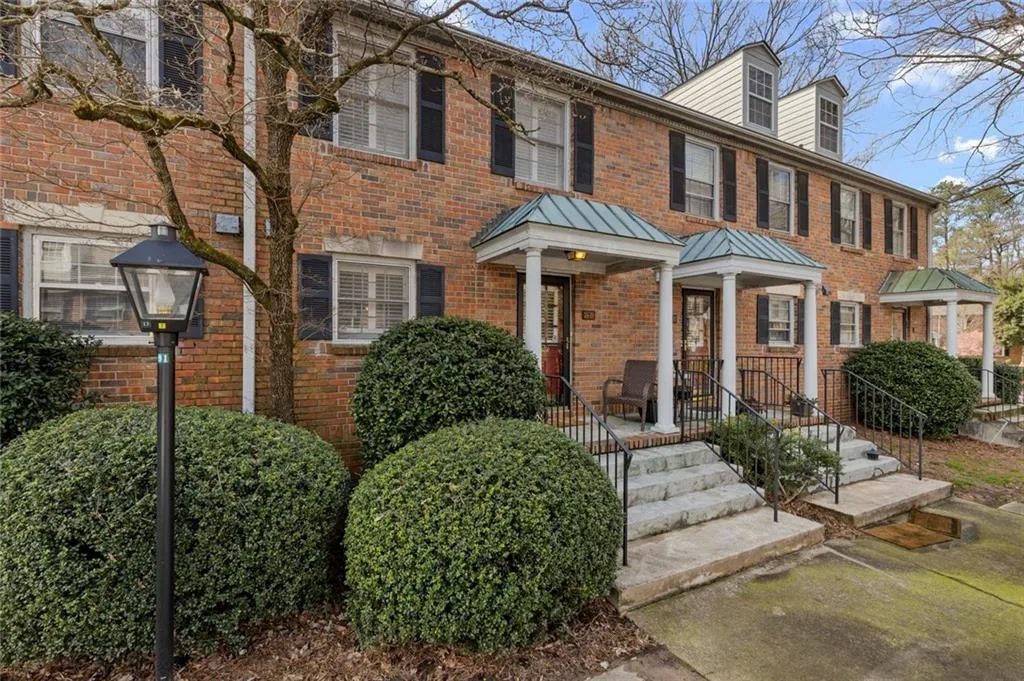 6700 Roswell Road Unit 26d, Sandy Springs, Georgia 30328, 2 Bedrooms Bedrooms, ,1 BathroomBathrooms,Residential,Sold,6700 Roswell Road Unit 26d,6682735
