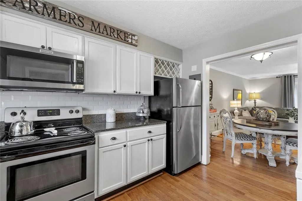 6700 Roswell Road Unit 26d, Sandy Springs, Georgia 30328, 2 Bedrooms Bedrooms, ,1 BathroomBathrooms,Residential,Sold,6700 Roswell Road Unit 26d,6682735