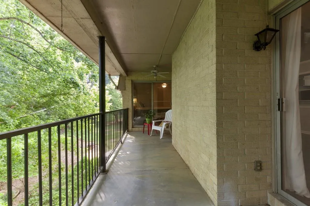 5400 Roswell Road Unit L10, Atlanta, Georgia 30342, 2 Bedrooms Bedrooms, ,2 BathroomsBathrooms,Residential,Sold,5400 Roswell Road Unit L10,5847746