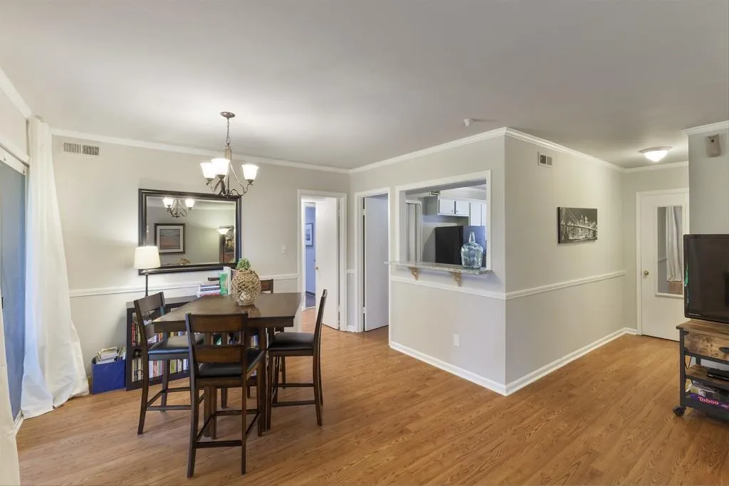 5400 Roswell Road Unit L10, Atlanta, Georgia 30342, 2 Bedrooms Bedrooms, ,2 BathroomsBathrooms,Residential,Sold,5400 Roswell Road Unit L10,5847746