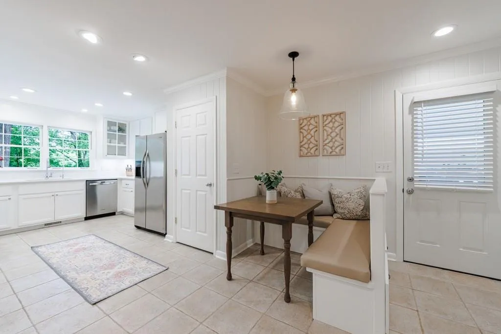 380 Montevallo Drive, Atlanta, Georgia 30342, 4 Bedrooms Bedrooms, ,3 BathroomsBathrooms,Residential,Sold,380 Montevallo Drive,7380364