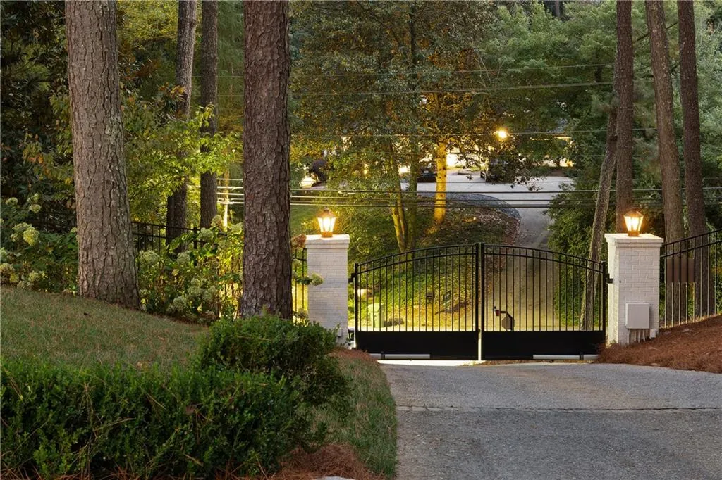 4045 Northside Drive Nw, Atlanta, Georgia 30342, 3 Bedrooms Bedrooms, ,4 BathroomsBathrooms,Residential,For Sale,4045 Northside Drive Nw,7656457