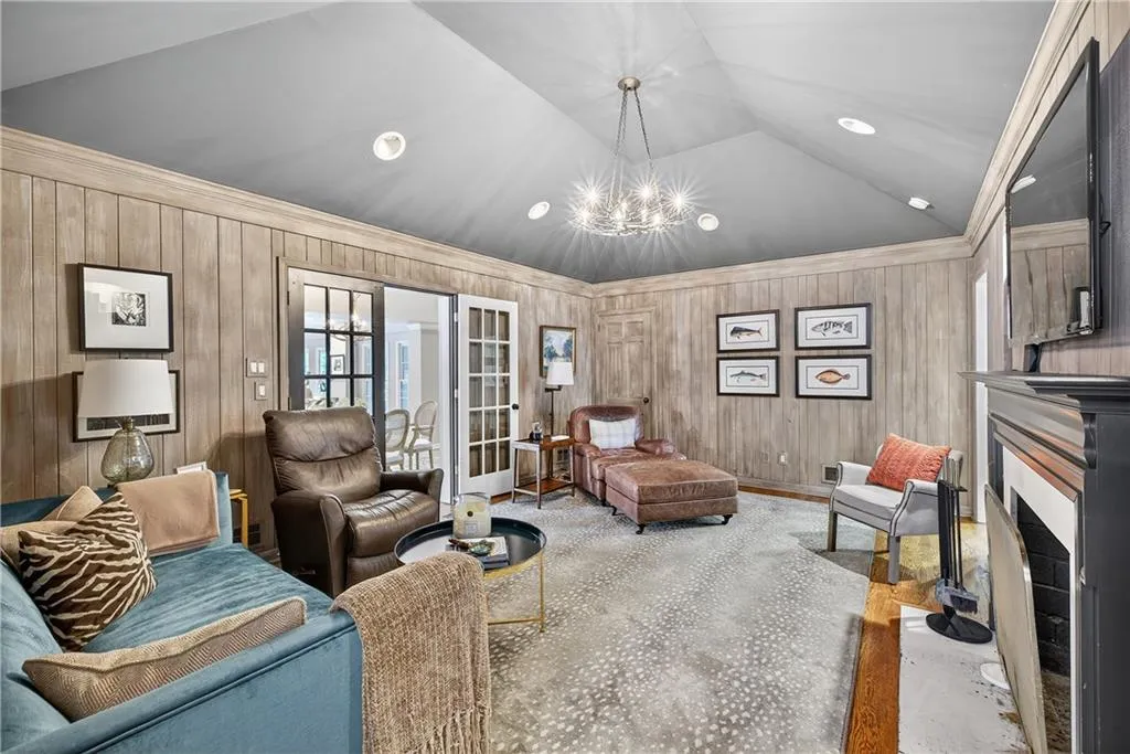 4045 Northside Drive Nw, Atlanta, Georgia 30342, 3 Bedrooms Bedrooms, ,4 BathroomsBathrooms,Residential,For Sale,4045 Northside Drive Nw,7656457