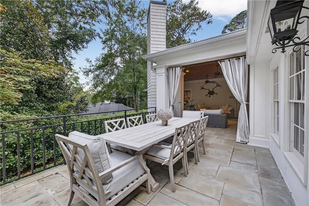 4045 Northside Drive Nw, Atlanta, Georgia 30342, 3 Bedrooms Bedrooms, ,4 BathroomsBathrooms,Residential,For Sale,4045 Northside Drive Nw,7656457
