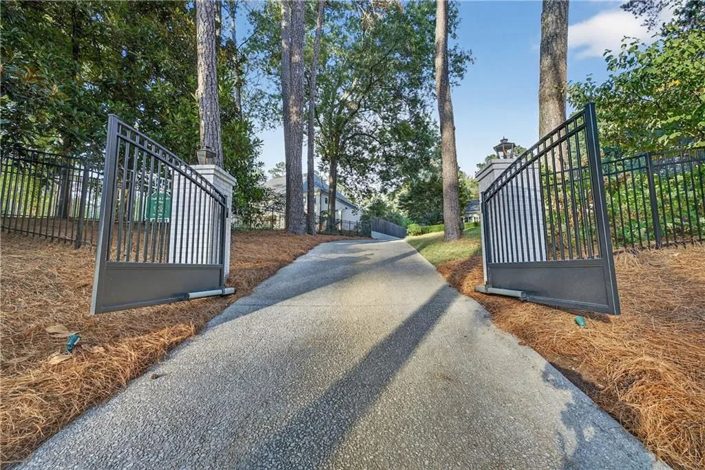 4045 Northside Drive Nw, Atlanta, Georgia 30342, 3 Bedrooms Bedrooms, ,4 BathroomsBathrooms,Residential,For Sale,4045 Northside Drive Nw,7656457
