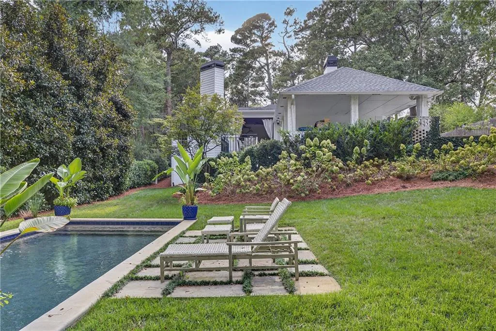 4045 Northside Drive Nw, Atlanta, Georgia 30342, 3 Bedrooms Bedrooms, ,4 BathroomsBathrooms,Residential,For Sale,4045 Northside Drive Nw,7656457